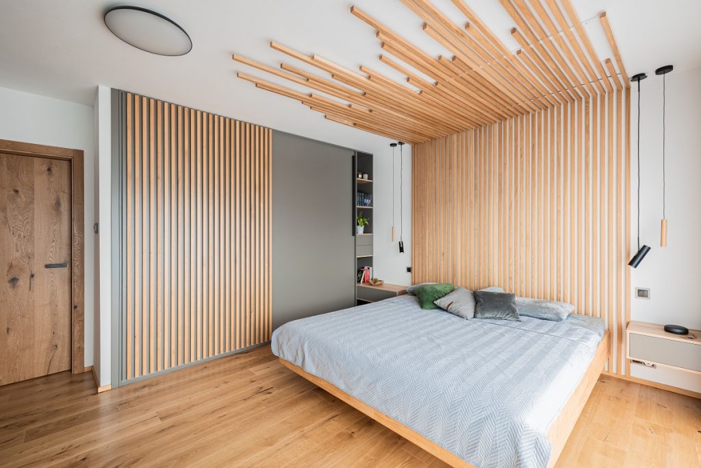 spálňa s drevenými lamelami