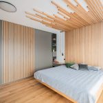 spálňa s drevenými lamelami