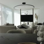 béžová obývačka s televízorom a keramickou dekoráciou
