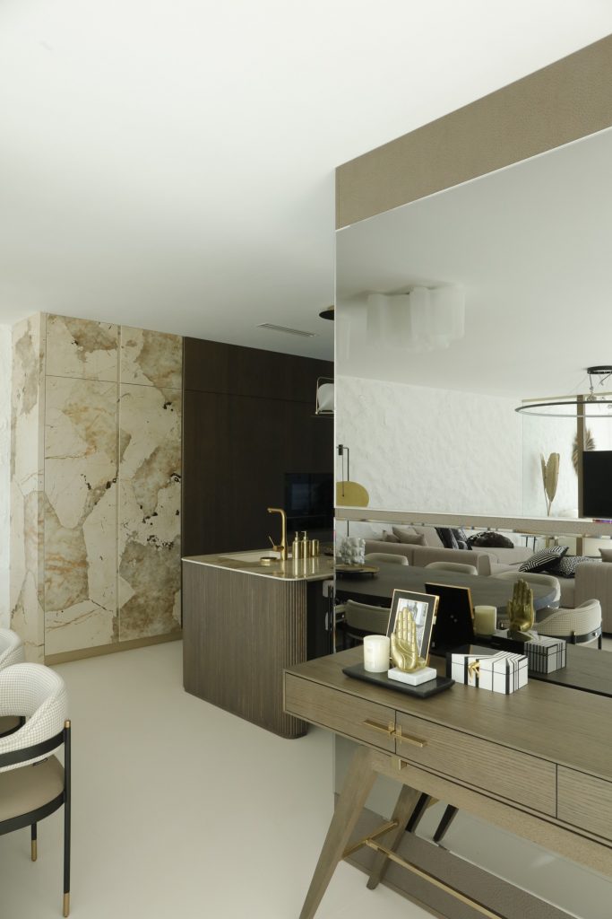 luxusná kuchyňa so zrkadlovou stenou