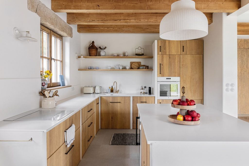 biela kuchyňa v kombinácii s drevom