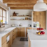biela kuchyňa v kombinácii s drevom