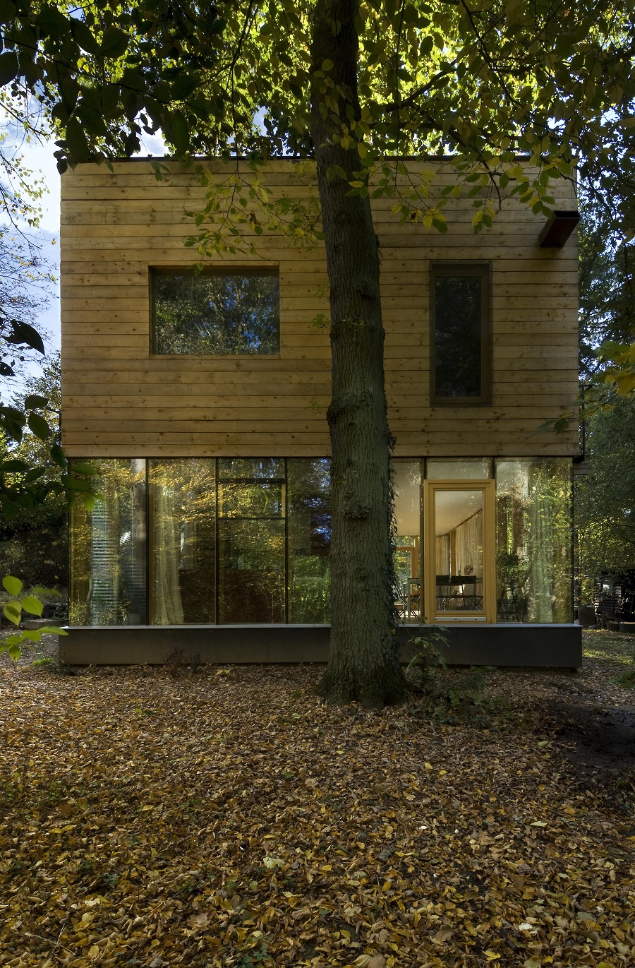 Architektom sa podarilo čiastočne využiť základové konštrukcie chaty. 