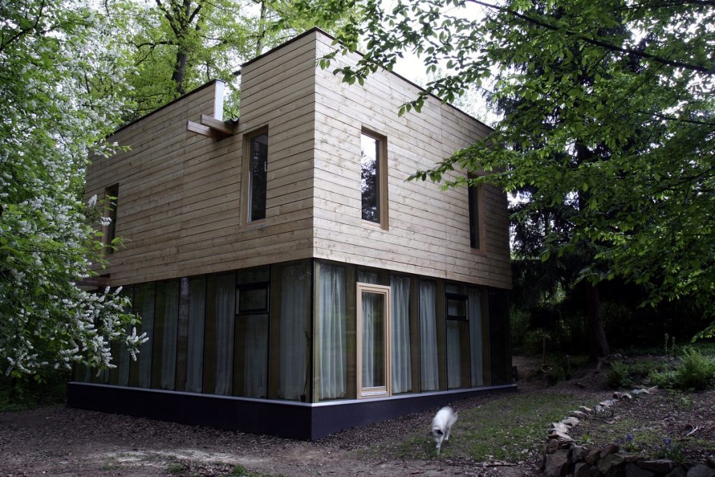 drevený dom v divokej prírode
