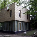drevený dom v divokej prírode