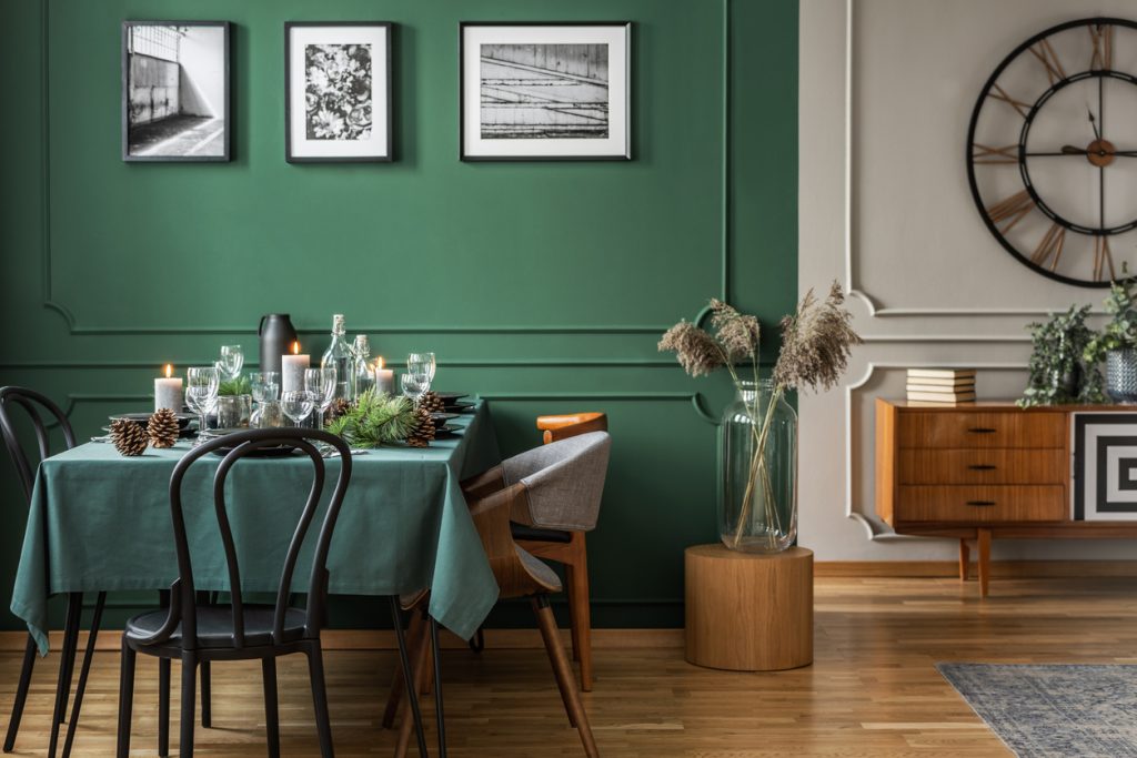 jedálenský stôl a zelená stena