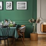 jedálenský stôl a zelená stena