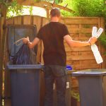 muž vyhadzuje vrecia s odpadom