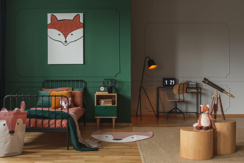 izba so zelenou stenou a hlavou líšky na ilustrácii