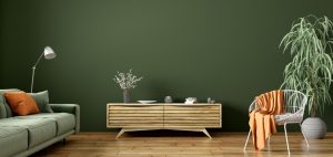 zelená stena, drevená skrinka na nožičkách
