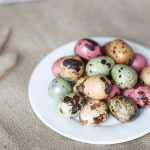 zafarbené prepeličie vajcia