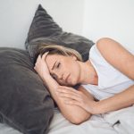 depresívna žena v posteli