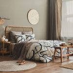 drevená posteľ v sivej spálni