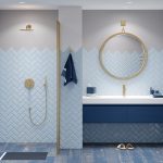 modro-biela kúpeľňa so zlatými doplnkami