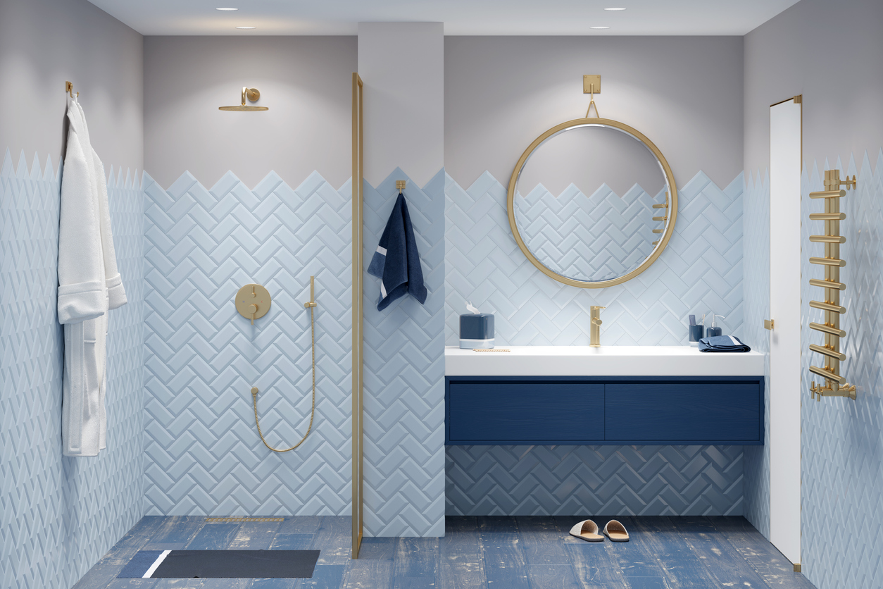 modro-biela kúpeľňa so zlatými doplnkami