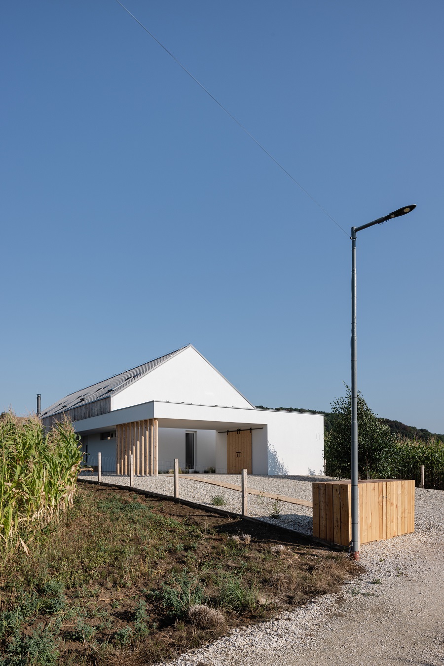 Čisté línie domu sú inšpirované tradičnou architektúrou, takže pôsobia moderne, no nie chladne. 