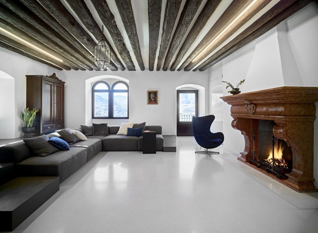 obývačka so starožitnými aj minimalistickými prvkami