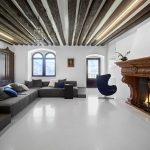 obývačka so starožitnými aj minimalistickými prvkami