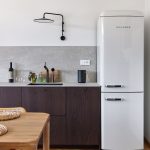 Kuchyňa s retro chladničkou a minimalistickou linkou