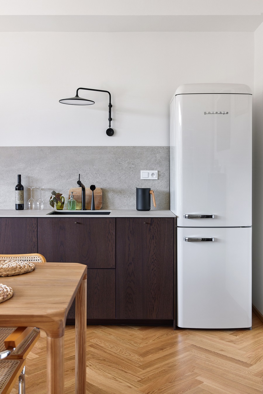 Kuchyňa s retro chladničkou a minimalistickou linkou