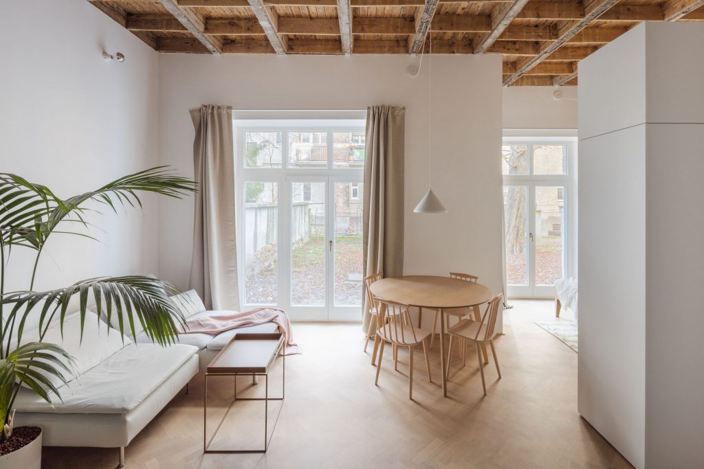 obývačka s veľkým oknom a dreveným stropom