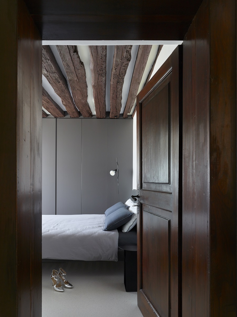 pohľad do spálne cez dvere so starožitným stropom