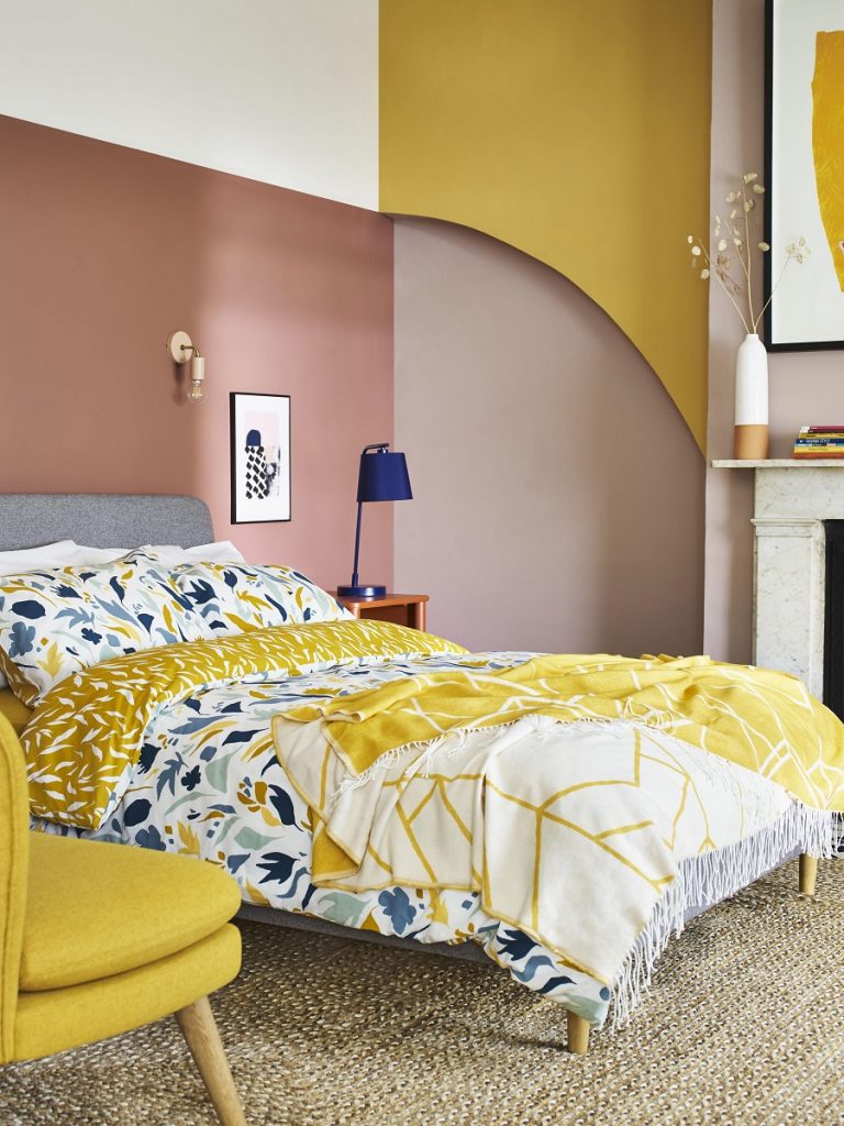 spálňa s ružovými a žltými stenami