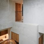 interiér s betónovými priečkami v rôznych výškach
