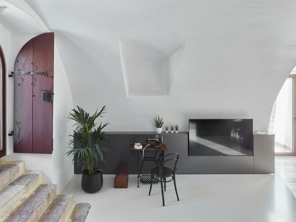 minimalistický interiér v historickej budove