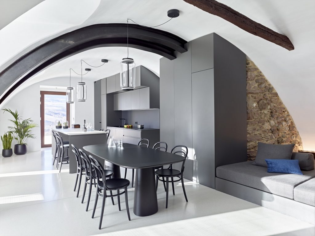 kuchyňa s klenutým stropom a sivou linkou