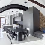 kuchyňa s klenutým stropom a sivou linkou