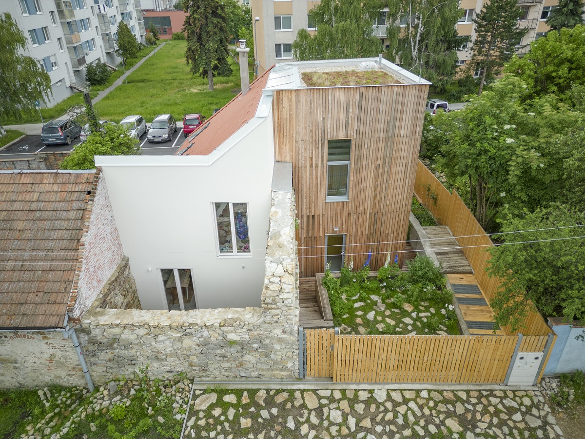 Na začiatku bol malý dom na Hrnčiarskej ulici v Modre, ktorý si všimli dnešní majitelia a chceli si ho opraviť na bývanie. 