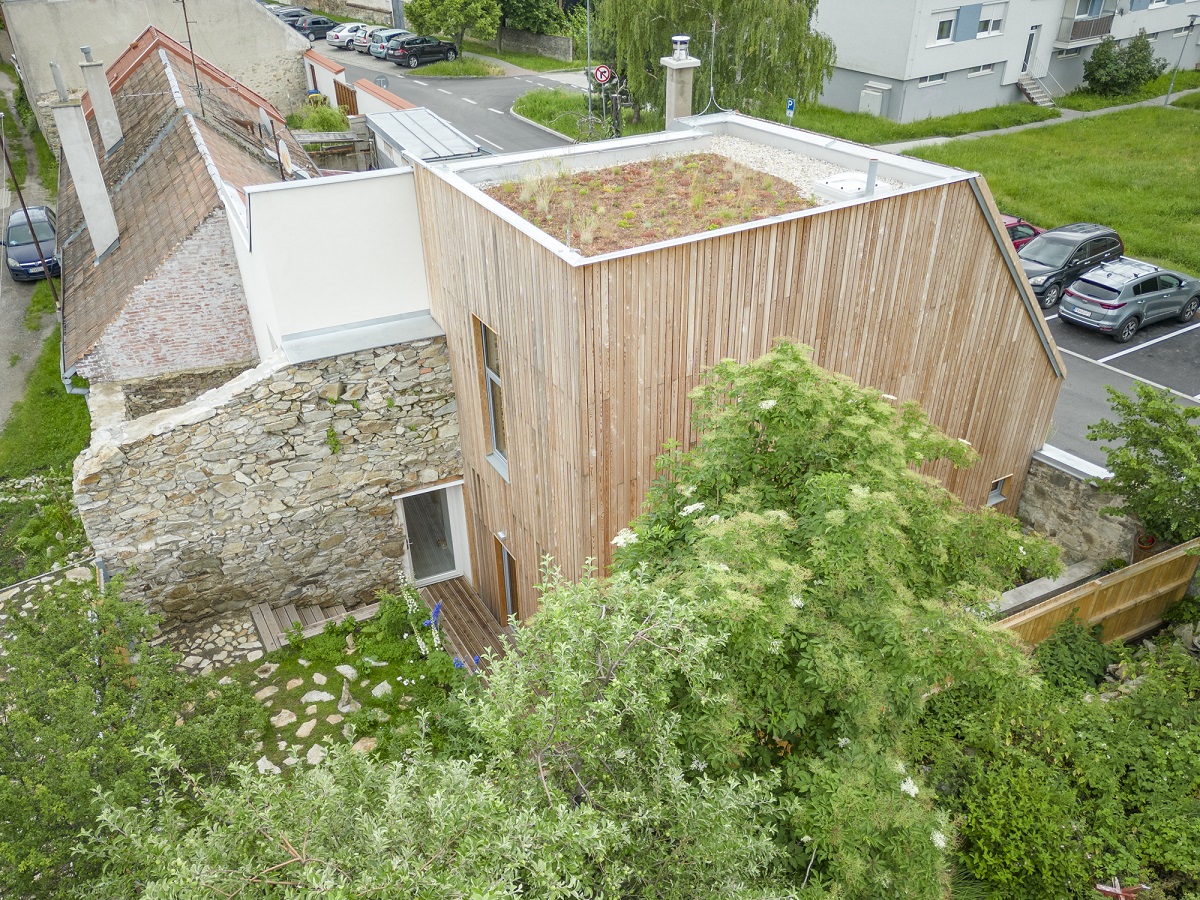 Architektka Jana Konečná brala už od začiatku plánu rekonštrukcie do úvahy nielen obnovu domu, ale aj jeho rozšírenie – dostavanie nového objektu. 