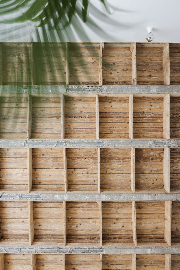 detail dreveného stropu z debnenia