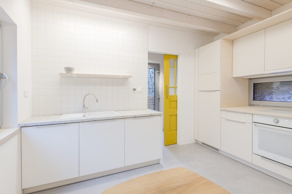minimalistická biela kuchyňa