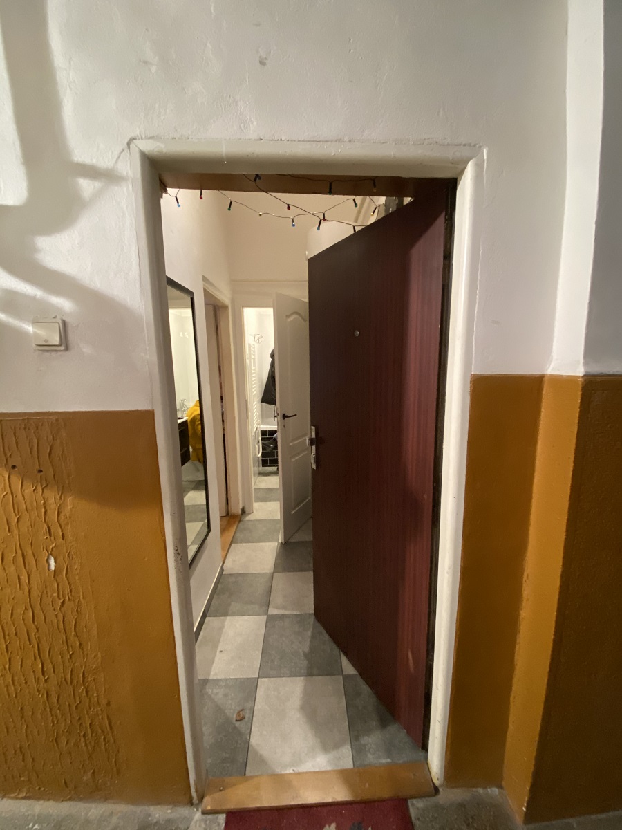 Otvorené dvere do bytu pred rekonštrukciou