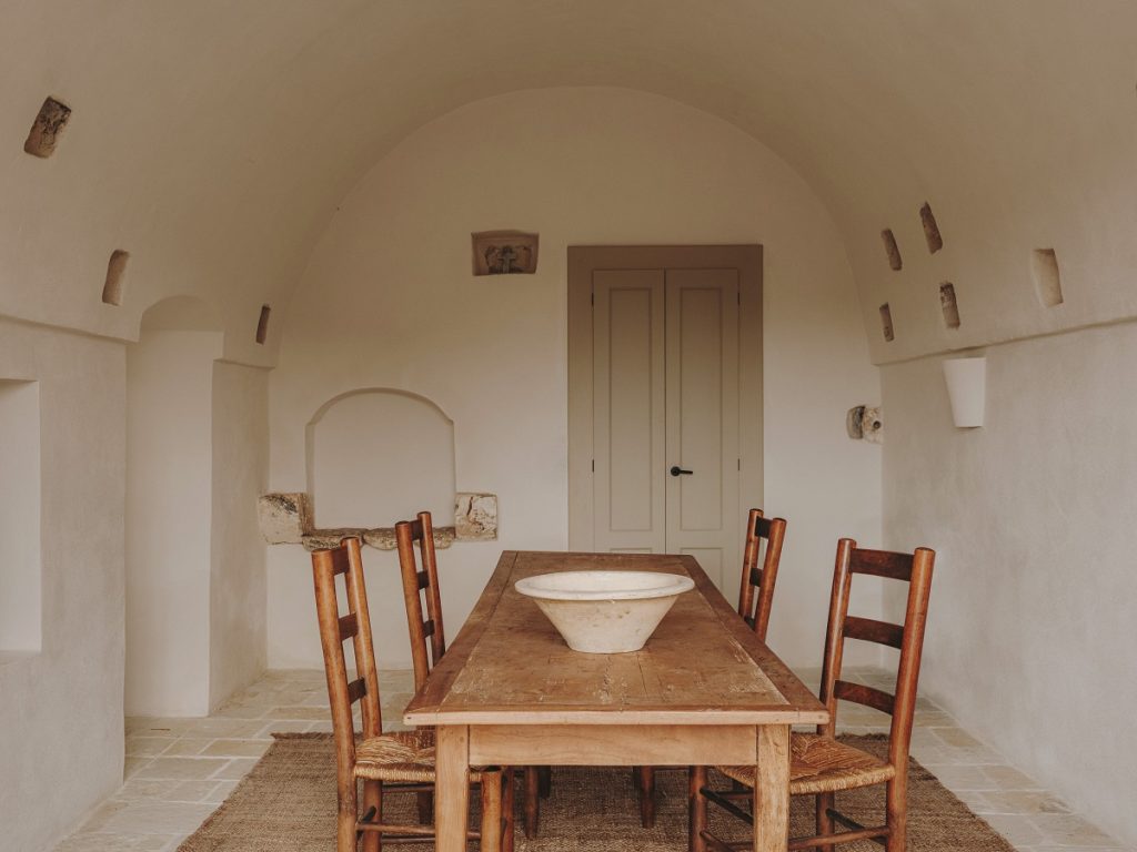 starobylá kuchyňa s dreveným stolom