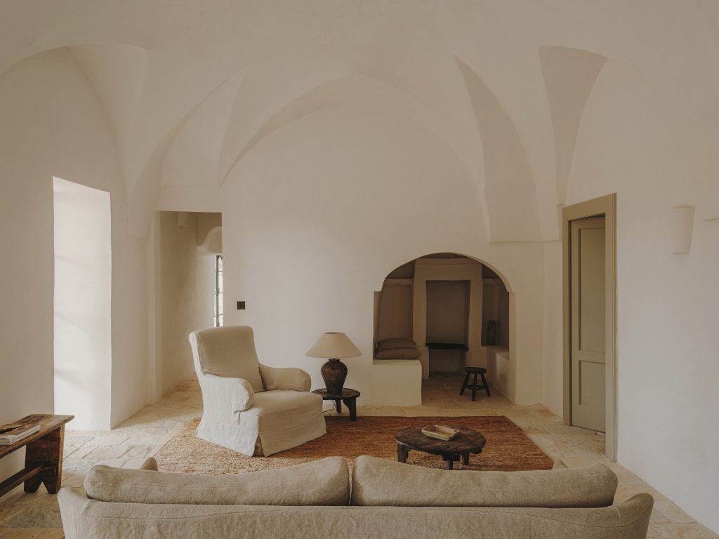 obývačka s lomenými oblúkmi