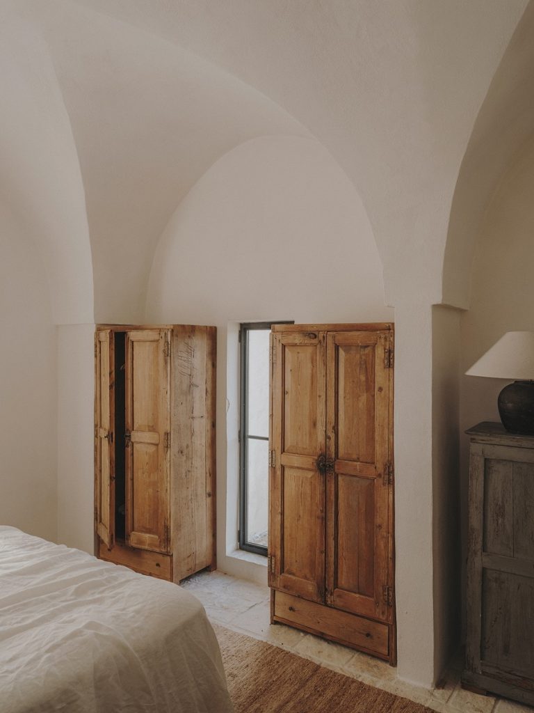 obrovské staré drevené dvere do spálne