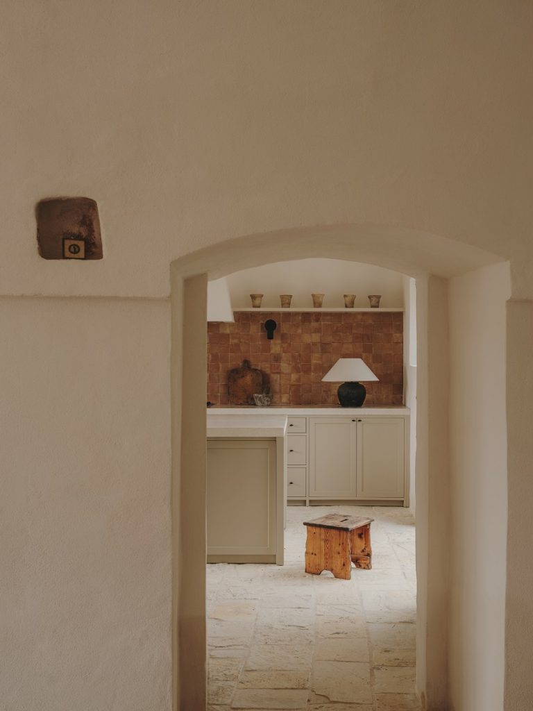 pohľad do kuchyne cez dverný vintage otvor