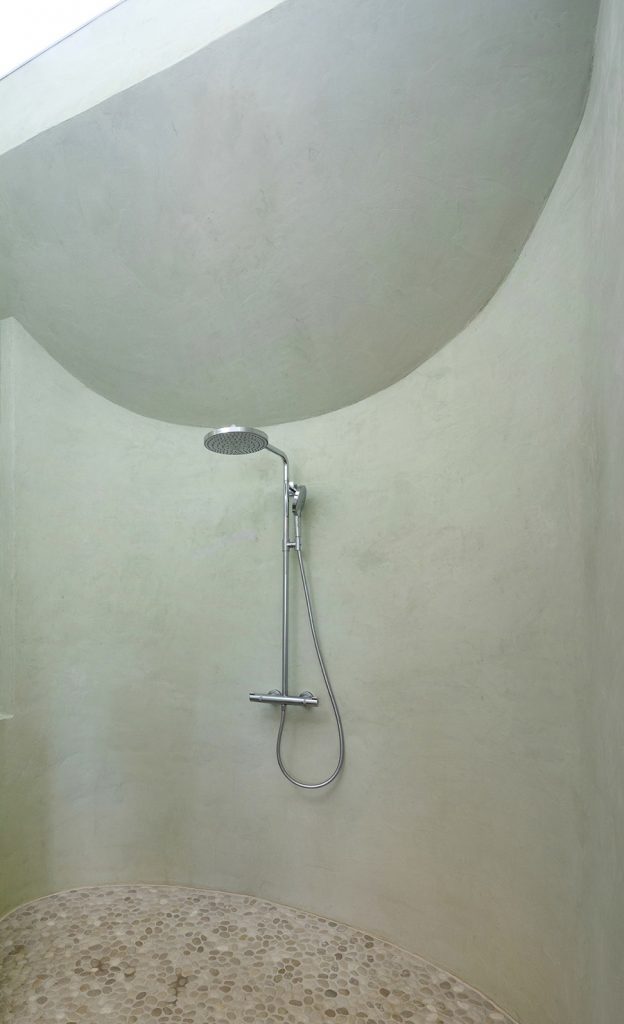 detail sprchy v bielej kúpeľni