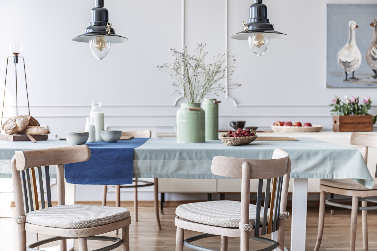 drevené retro stoličky a stôl s modrým obrusom