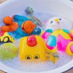 plastové a gumené hračky vo vedre s vodou