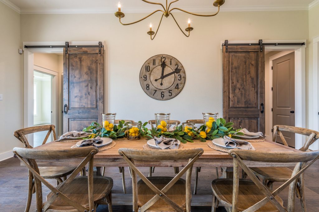 rustikálny jedálenský stôl a stoličky
