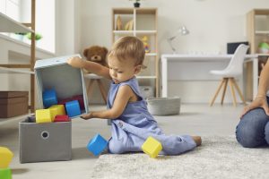 Mnohí rodičia nevenujú detským hračkám dosť pozornosti. Ktoré stačí utrieť a ktoré sa vyčistia v mrazničke?