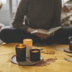 žena číta pri sviečkach, hygge, slow living