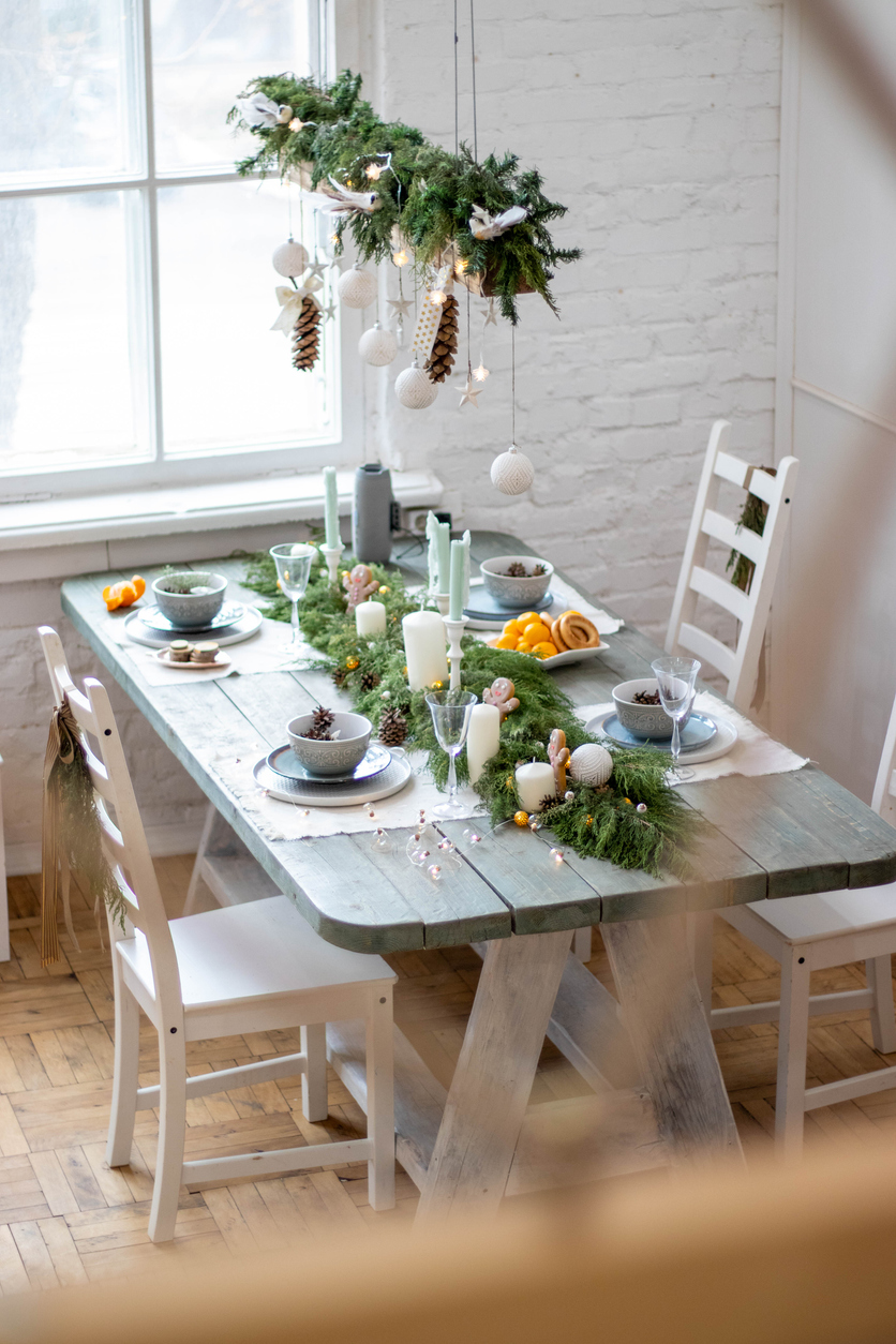 Svintage stôl a stoličky s vianočnou výzdobou pod oknom