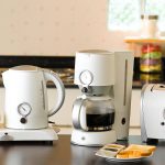 kanvica, toaster, kávovar na kuchynskej linke