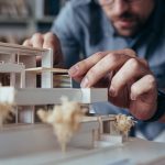architekt dokončuje model domu