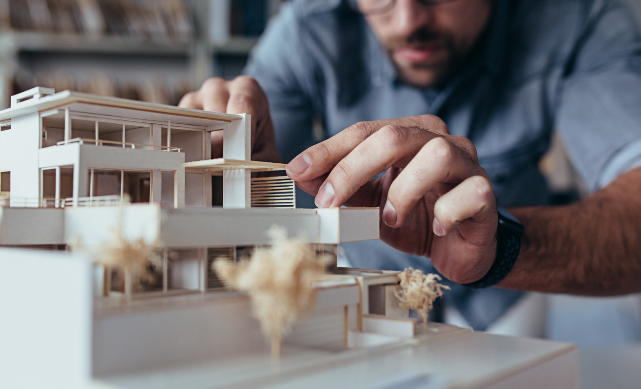 architekt dokončuje model domu